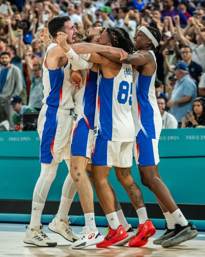 地主法國隊賽後興奮相擁慶祝。（圖片來源：fiba／IG）