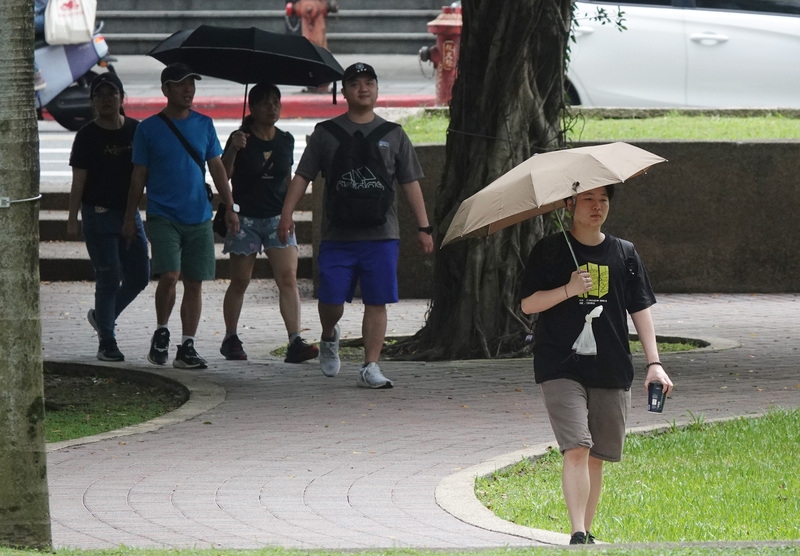 天氣不穩定，民眾外出應注意天氣變化，並攜帶雨具備用。(中央社記者鄭傑文攝)