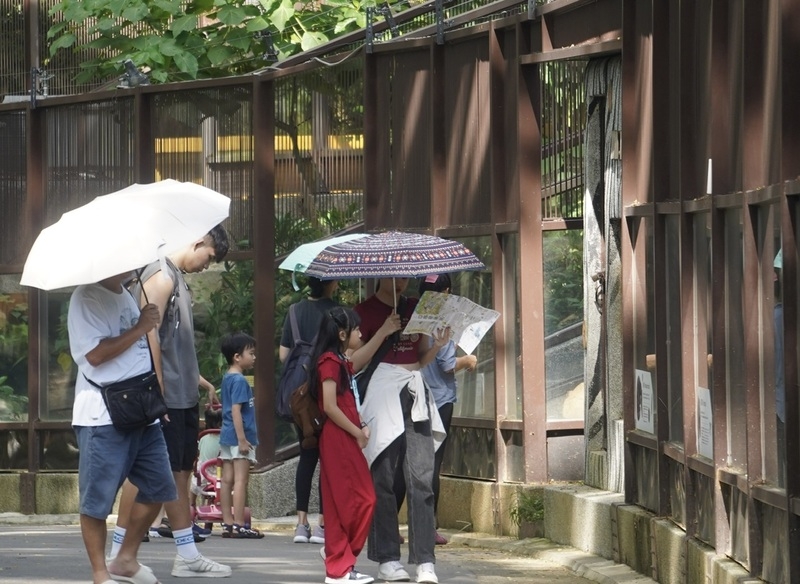 家長帶小朋友到壽山動物園遊玩。 （中央社記者董俊志攝 ）