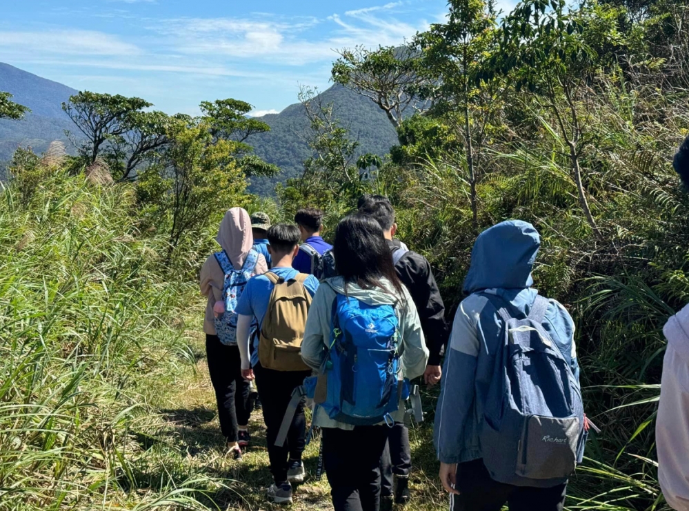 登山團。圖／擷取自鍾佳濱臉書