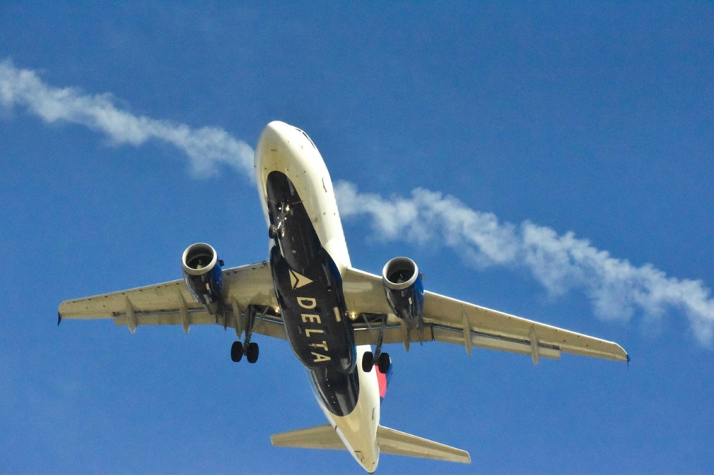 達美航空飛機（來源：Photo by Simon Ray on Unsplash）