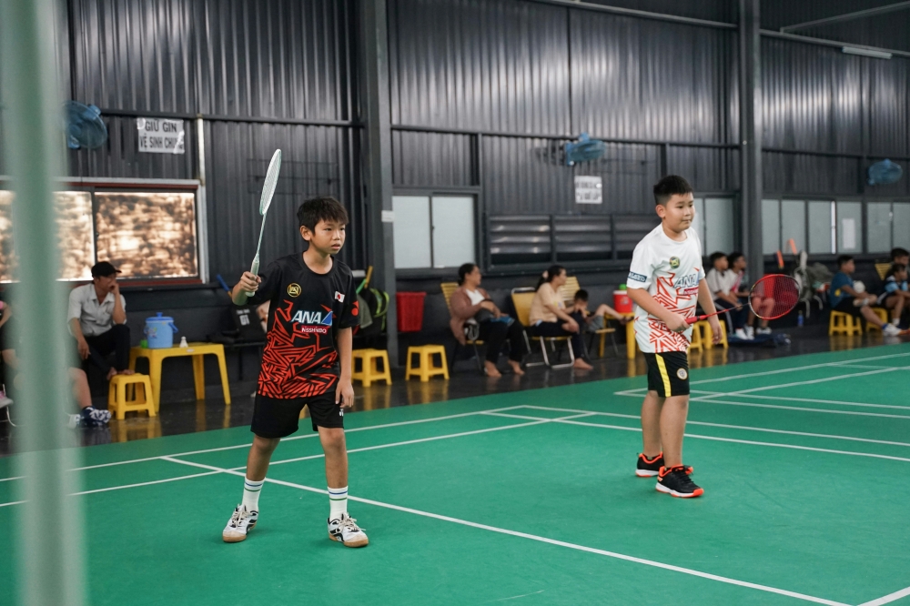 圖為示意圖，香港教育局稱學生若有性衝動可以轉移，舉例「一起到運動場打羽毛球」，引起熱議。（Photo by Irish83 on Unsplash）