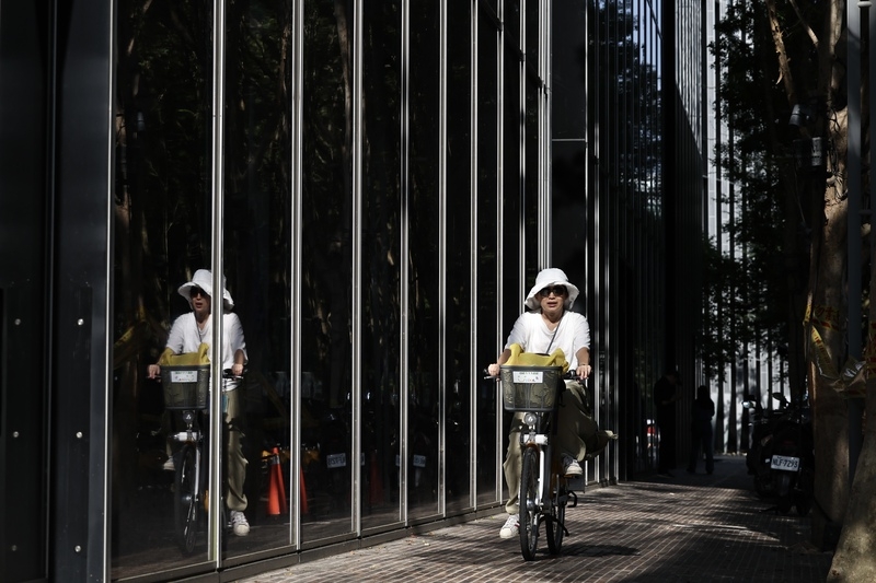 民眾戴著帽子、墨鏡騎單車。(圖源:中央社記者翁睿坤攝)