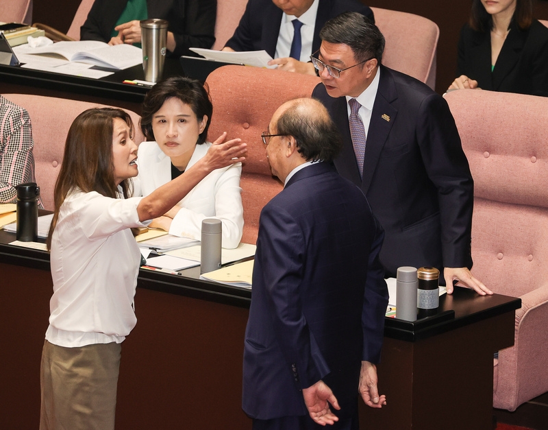 立法院新會期20日開議，院會處理報告事項時，無黨籍立委高金素梅（前左）提案將114年度中央政府總預算案及中央政府前瞻基礎建設計畫第5期特別預算案退回程序委員會。圖為高金素梅向行政院長卓榮泰（後右）、民進黨立法院黨團總召柯建銘（前右）表達意見。 （中央社記者謝佳璋攝）