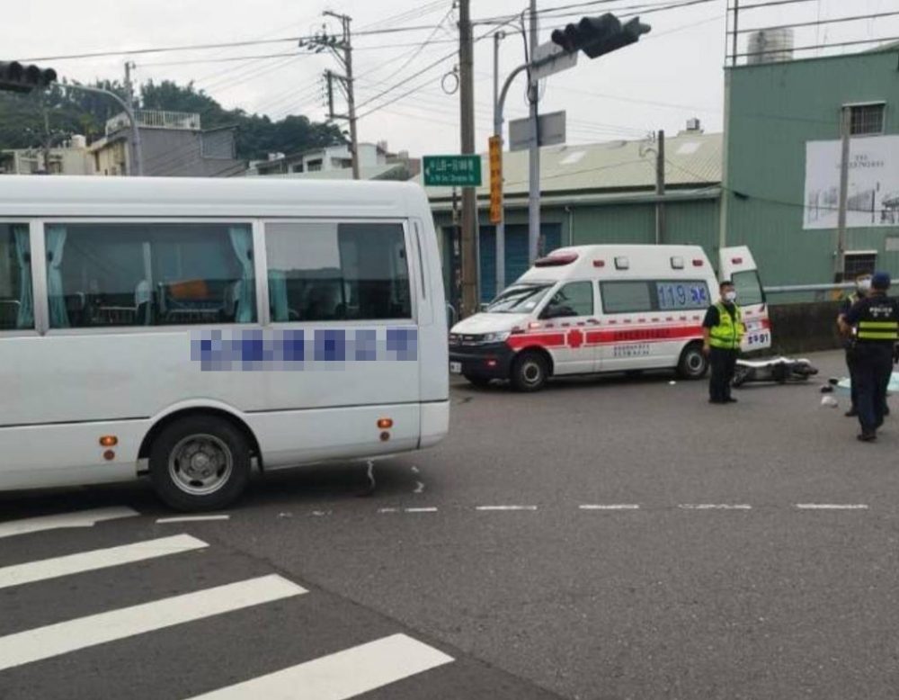 台中微型電動二輪車駕駛遭校車追撞不治。（圖／中央社）