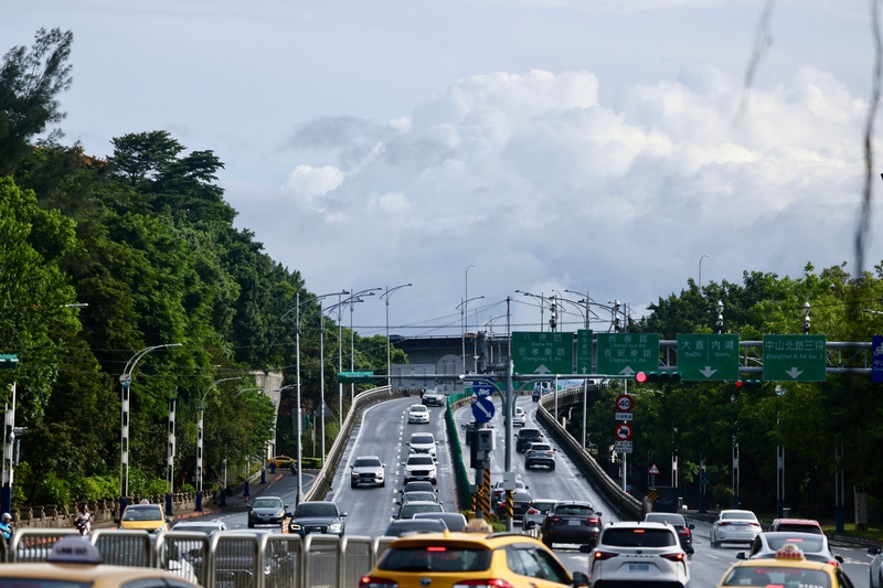 圖為台北市士林區遠眺天空厚重雲層。( 中央社記者王飛華攝）