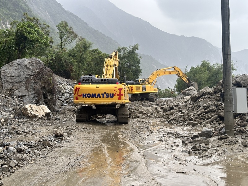 蘇花公路崇德路段土石泥流，機具搶修。圖／中央社