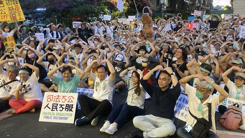 民眾黨立委張啓楷（前右4）5日在新北市土城區與民眾黨主席柯文哲的支持者們一起靜坐、合影，他說，靜坐與遊行都是為了號召司法公義而站出來。（中央社提供）