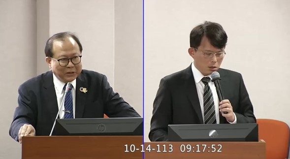 黃國昌（右）針對「政府機關導入AI提升效能」詢問人事總處人事長蘇俊榮（左）。（圖擷取自立法院議事轉播）