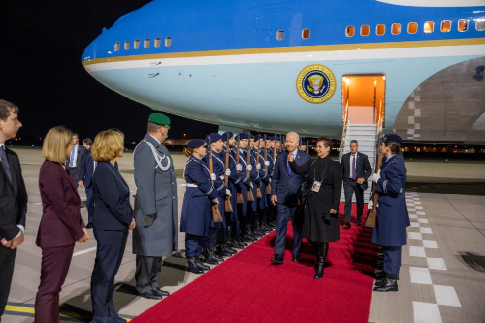 以色列公布辛瓦死訊時，拜登乘坐空軍一號飛往德國柏林。擷取自President Biden X。