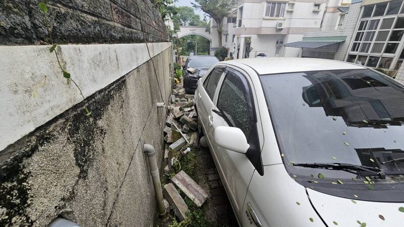 嘉義中埔多起有感地震，車輛遭磚塊砸中。圖／中央社