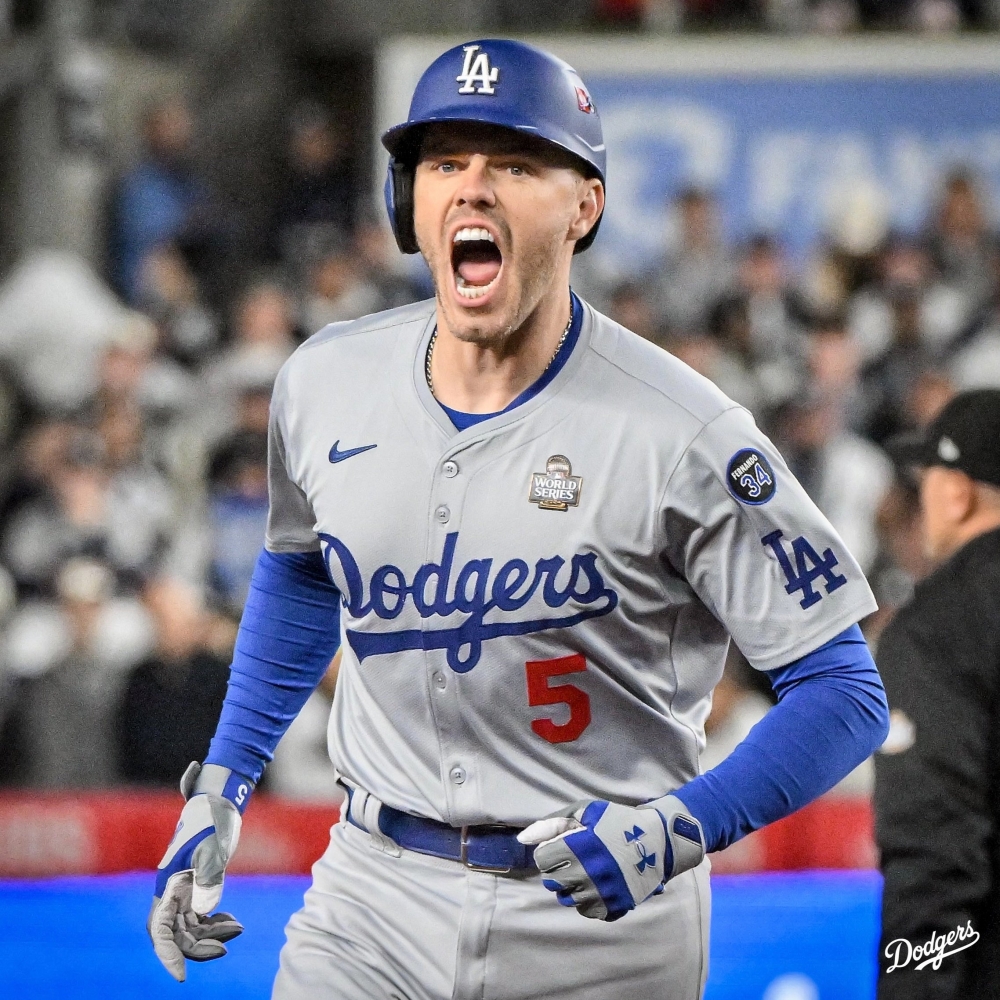 MLB美國職棒大聯盟世界大賽第三戰，今（29）回到紐約洋基主場，道奇靠著Freddie Freeman首局2分砲奠定勝基以及先發投手Walker Buehler繳出5局無失分好投，以4比2獲勝，道奇系列賽暫以3比0取得聽牌優勢。（圖源：Los Angeles Dodgers／X）