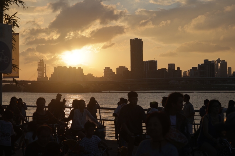 圖為民眾3日把握假日好天氣外出，前往台北市大稻埕碼頭欣賞夕陽餘暉。 （中央社記者裴禛攝）