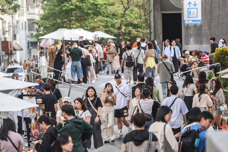 圖為台北市中山商圈假日人潮，民眾把握好天氣外出逛市集。 (中央社記者裴禛攝）