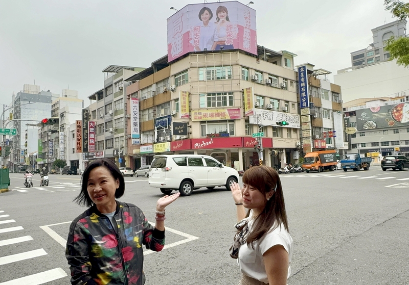 國民黨高雄市議員許采蓁，在高雄街頭掛起與柯志恩的布條。圖／中央社