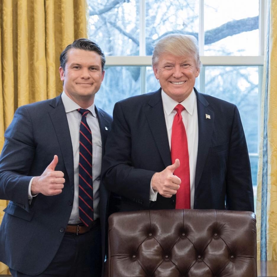 福斯新聞主播、被川普提名的準國防部長赫格塞斯（Pete Hegseth）（左）。（圖擷取自赫格塞斯臉書）