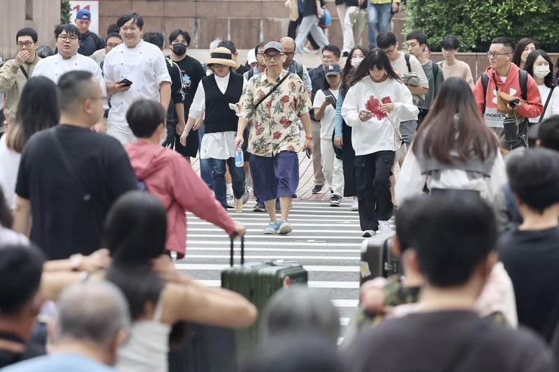 圖為台北車站街頭人潮。（圖源：中央社記者王飛華攝）