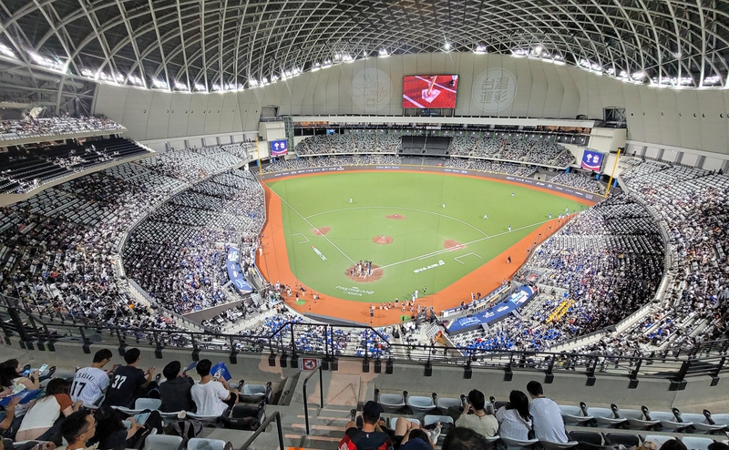 台北大巨蛋啟用滿周年，不過因場館時常蛋頂漏水頻遭抱怨及登上新聞版面，有媒體披露表示，技師分析大巨蛋漏水原因為柯文哲市府時期倉促停工4年有關。（圖源：中央社）