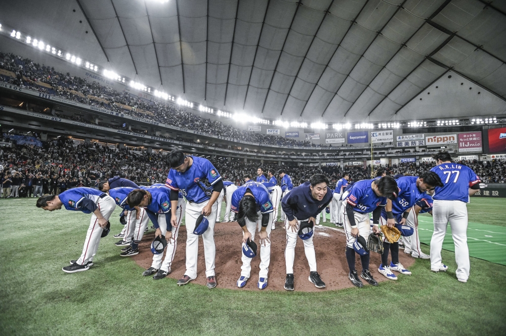 台灣奪冠後脫帽鞠躬獲盛讚。（圖／WBSC）