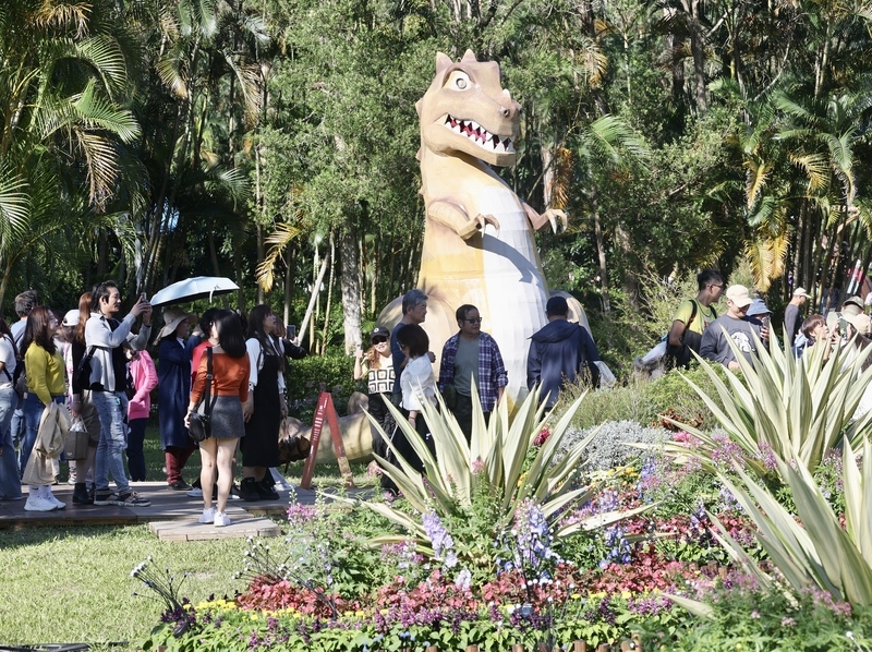 許多民眾把握好天氣，前往士林官邸公園觀賞菊展。（中央社記者張皓安攝 ）