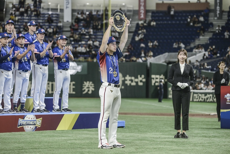 統一7-ELEVEn獅隊球星陳傑憲除了本季在中華職棒繳出好成績外，更挾帶著「台灣隊長」光環替國家隊拿到世界12強棒球賽全球冠軍成為現今最紅的話題人物，即將於今年底合約將到期，獅隊則盼用「終身統一人」的長約留住球員。（圖源：WBSC）