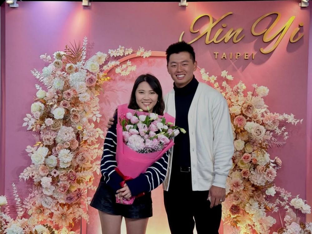 旅美好手鄭宗哲今（10）日宣布喜訊，表示自己在9日時正式登記結婚，與女友甜蜜放閃成為終身伴侶，而現場則邀請到12強中華隊捕手林家正一同見證。（圖源：zero_cheng_12）