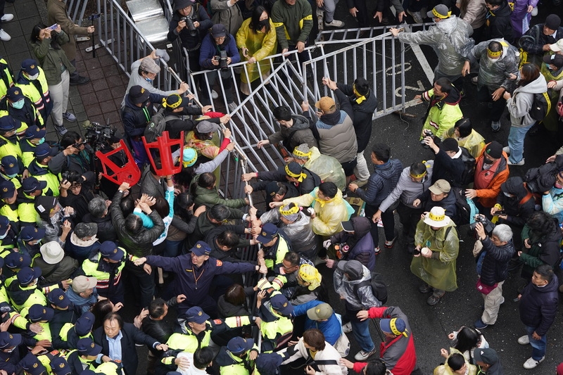 立法院會20日預定審議選罷法等修正草案，公民團體在立法院外發起「冬季青鳥在台北」活動，大批青鳥推倒圍欄，試圖衝破警方封鎖線衝入立法院，與現場警方爆發推擠衝突。（中央社提供）