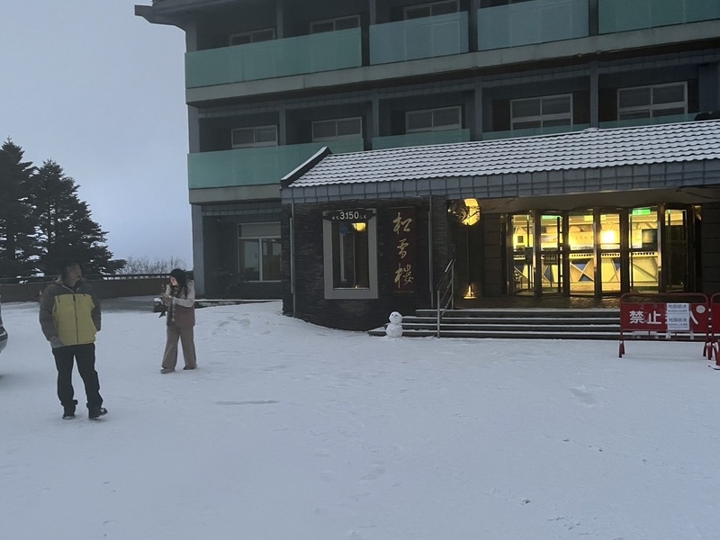 低溫搭配水氣，合歡山5日深夜至6日凌晨降雪一波接一波，雪量創入冬最大，清晨雖然雪停，但地面已有明顯積雪，松雪樓積雪約0.5公分。（圖源：中央社）