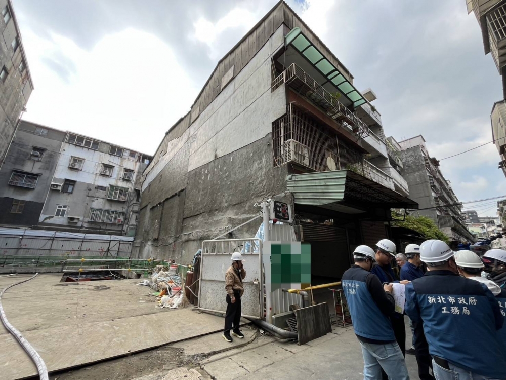 三重建案開挖地基釀鄰宅傾斜。（圖／中央社）