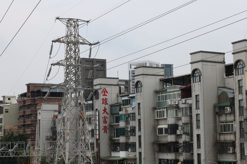 圖為新北市蘆洲區民宅旁高壓電塔。（資料照，中央社提供）