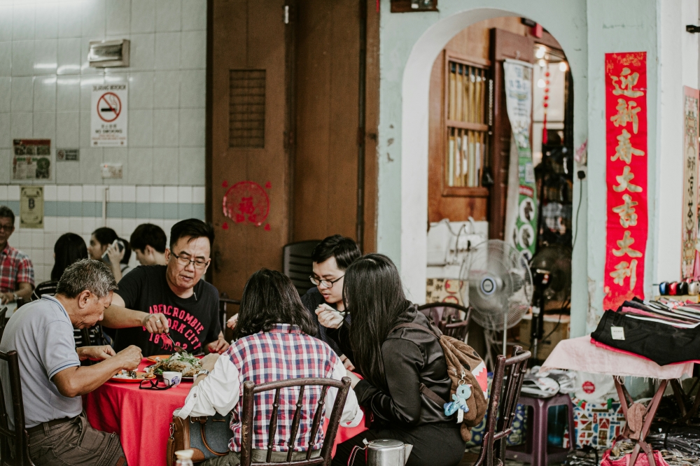 圖僅為過年團圓吃飯示意圖。（圖源：Wan San Yip on Unsplash）