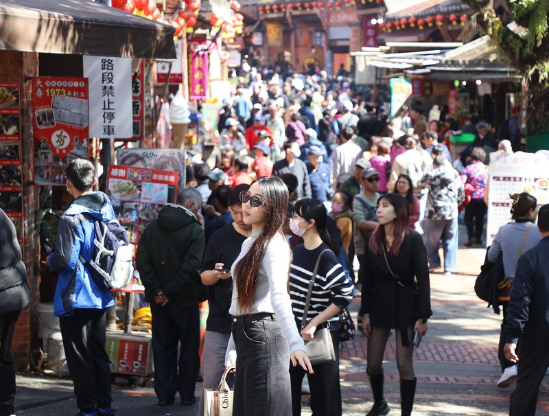 圖為新北市深坑老街午後擠滿遊客。（中央社記者謝佳璋攝 ）