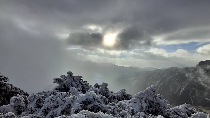 中央氣象署指出，玉山北峰6日上午已略回升至攝氏零下3.2度，並未下雪，不過4日飄雪後因持續低溫，積雪未融。（圖源：中央社）