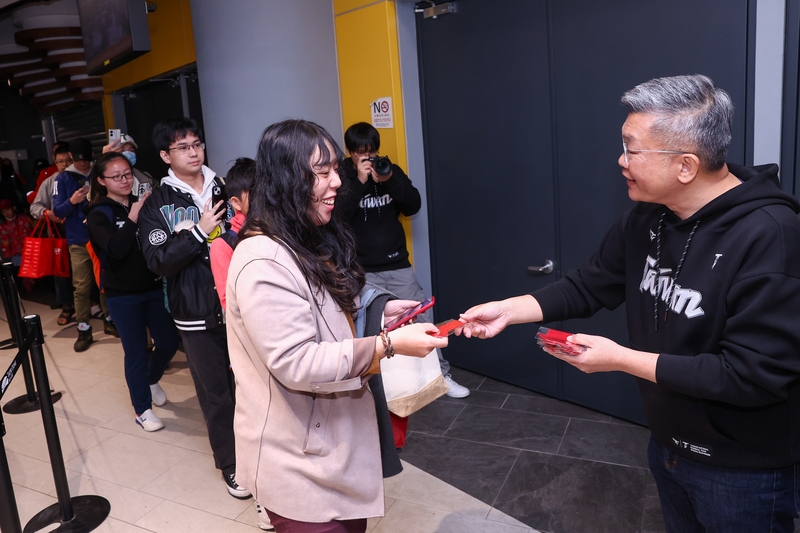 中華職棒大聯盟會長蔡其昌3日中午在台北大巨蛋發送Team Taiwan小紅包，祝福所有球迷新年快樂，吸引大批民眾排隊索取。（中央社記者王騰毅攝）