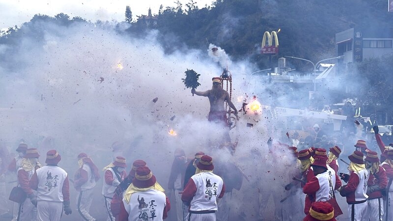 台東市公所8日舉行記者會說明，特別安排首場炮炸肉身寒單為活動熱身。 （中央社記者盧太城台東攝）