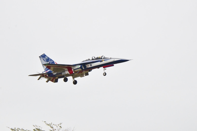 空軍1架勇鷹高教機15日上午在台東都蘭海域墜落，飛行員跳傘獲救，送醫檢查身體狀況良好，但因嗆水需住院觀察，目前同型機暫時停飛。圖為2021年底勇鷹高教機於台東亮相。（中央社提供）