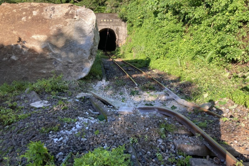 台鐵和仁-崇德昨遭巨石砸斷鋼軌 今清晨搶修測試後恢復雙線行駛