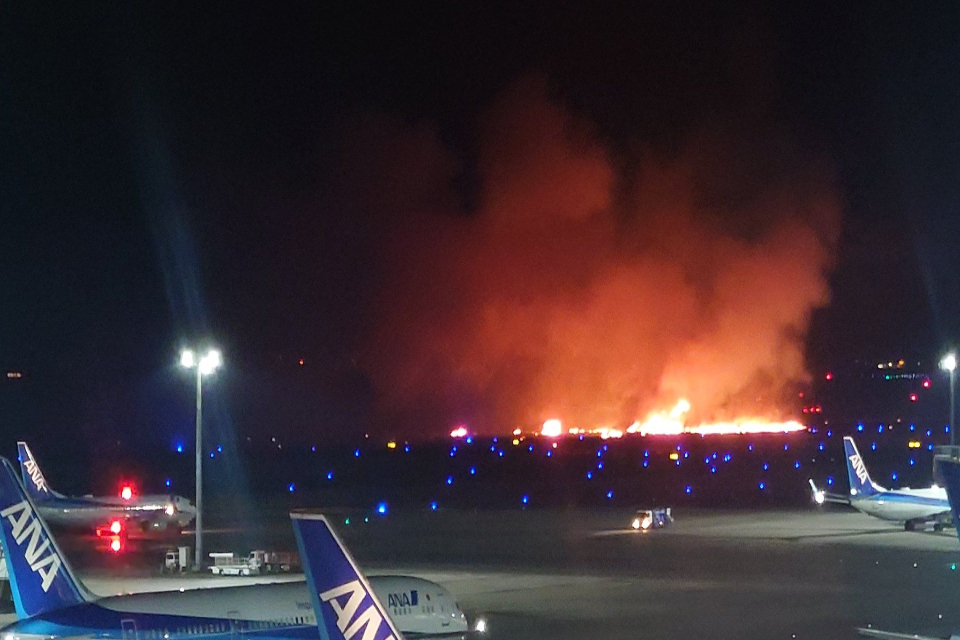 日航客機羽田機場起火爆炸！機上367人全員逃出