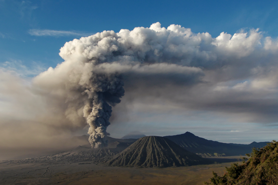 印尼火山噴發「火山灰噴達3000公尺高」 日估暫無海嘯威脅