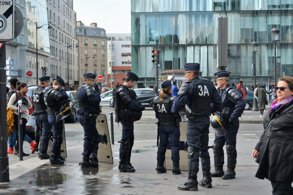 高喊「阿拉花瓜」威脅引爆炸彈 巴黎警方地鐵擊斃蒙面女子
