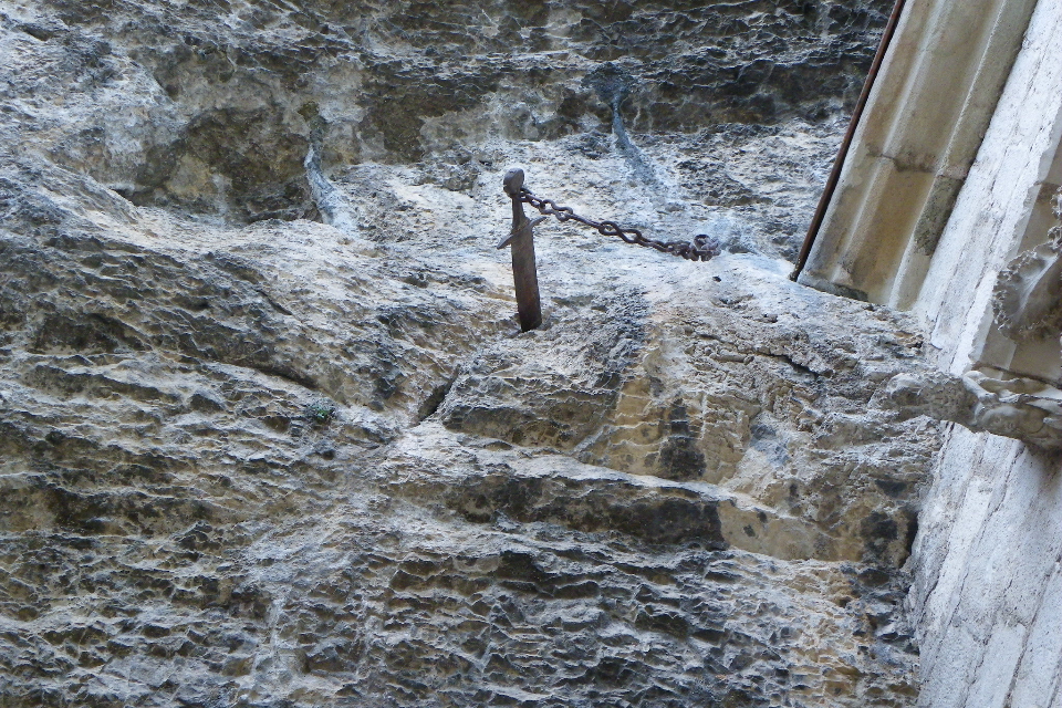 傳說已插在岩壁中1300年 法國傳奇寶劍「杜蘭達爾」離奇消失