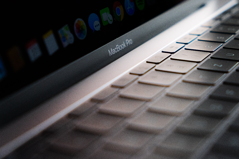 多款MacBook Pro爆發災情 螢幕出現紫色線條疑「灰塵」惹禍