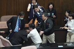 不滿郭國文搶72歲周萬來文件 藍黨團提案送紀律委員會「處以最嚴厲處罰」