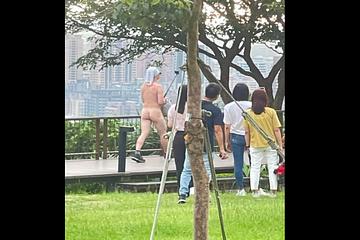 有這麼熱？裸男拿自拍桿逛虎頭山環保公園 民眾：是慣犯！