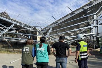 台中烏日籃球場新設光電頂棚 屋頂突坍塌幸無人受傷 