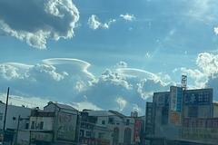 台東上空出現「飛碟雲」民眾驚喜外星人要來了 氣象局：莢狀雲出現