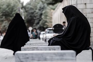 伊朗艾米尼「頭巾之亂」重演！16歲少女未穿戴遭警察毆打後「腦死」