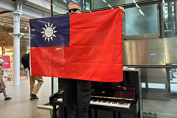 英國鋼琴家又出招！高舉中華民國國旗「台灣加油」