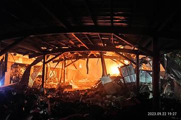 屏東工廠爆炸！4消防員殉職、逾百人受傷 明揚董事長：應是粉塵引起