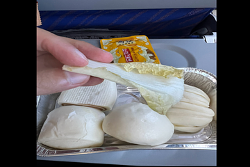 大陸超奇葩飛機餐「4顆饅頭＋1片白菜」！民眾驚：以為在坐牢
